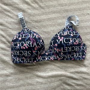 Victoria’s Secret lightly lined t shirt wireless bra 32C